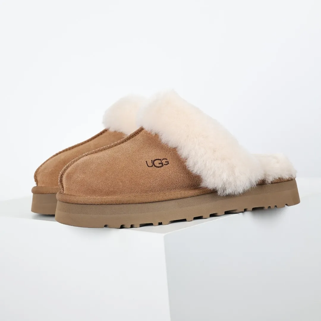 Pick up locally 💰520 The core recommendation is good price UGG Coquette lazy slippers thick sole Xiaohongshu hot model Henan Longfeng leather production Sheepskin integrated top quality in the market 2-3 cm cashmere insole to keep warm in winter and suitable for home use UUG has launched a style series in the new year, which is partially skewed towards the preferences of young consumers and has also moved to the forefront of fashion trends. Shoe body material Water-repellent coated suede upper 17mm UGGPURE™ implanted wool insole Lightweight non-slip comfortable rubber outsole With brand LOGO Trademark Comes with full packaging Size: 35 36 37 38 39 40